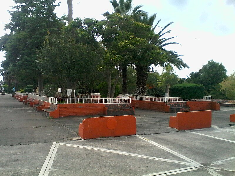 Archivo:Plaza b fuentes.jpg