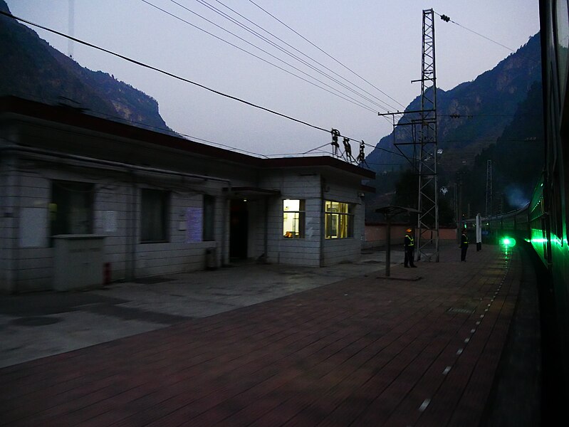 File:軍師廟駅.jpg