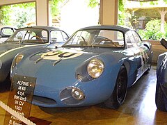 Alpine M63 de 1963 expuesto en Manoir de l'automobile en Lohéac.