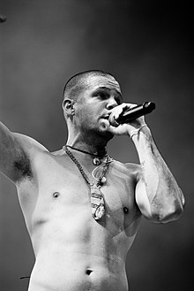 Residente performing at el Festival Afrocaribeño in 2009.