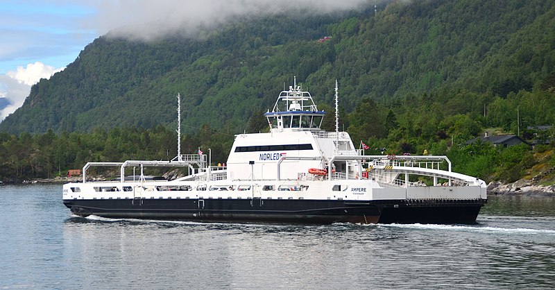 Archivo:Ferry Ampere Sognefjord.jpg