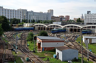 Пути перед зданием депо. На путях — вагоны типа Еж