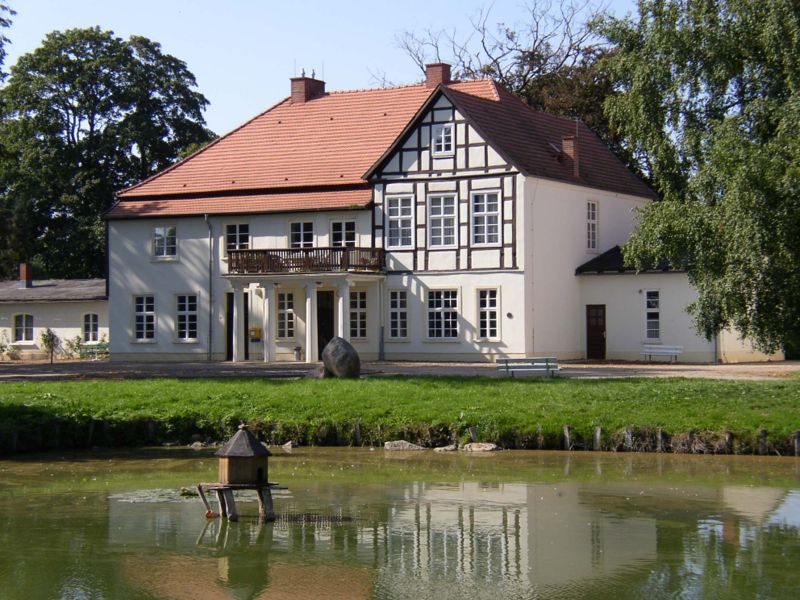 Файл:Tellow Thuenen manor.jpg