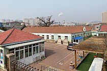 張村小學舊址，左側灰瓦廟宇為常在庵，2022年2月