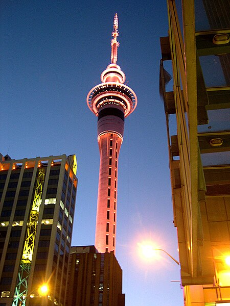 Файл:Auckland Tower at Night.jpg