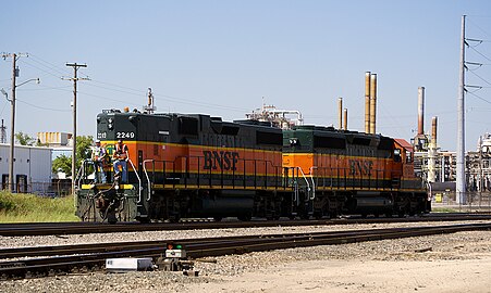 Четырёхосная бустерная секция GP38-2B с шестиосным тепловозом SD40-2