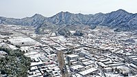 雪後的景陵村及景陵（圖中偏上）