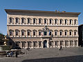 Palazzo Farnese, iniciado por Antonio da Sangallo el Joven en 1514 con los criterios cuatrocentistas del palacio florentino, Miguel Ángel prosigue las obras entre 1546-1549 y posteriormente Vignola y Giacomo della Porta hasta 1589. Es el modelo de palacio romano del Cinquecento.