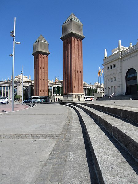 File:Placa d'espanya venetian towers.jpg