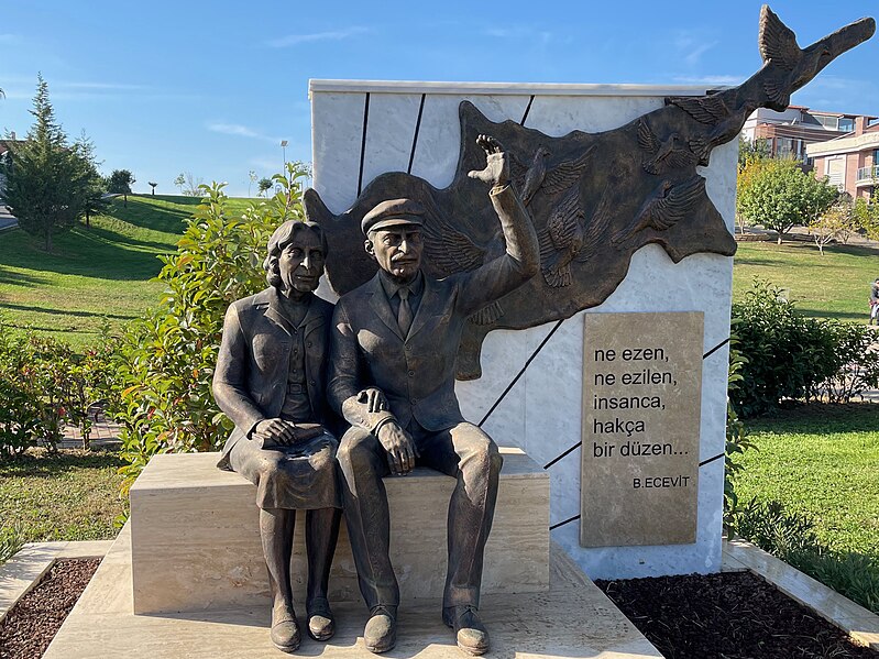 Файл:Rahşan-Bülent Ecevit Monument 01.jpg