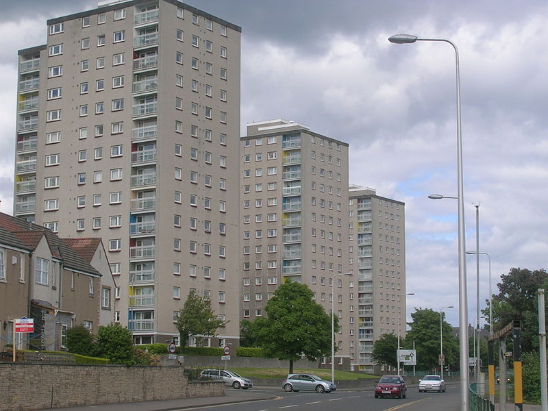 File:Ravenscraig flats, Kirkcaldy.JPG