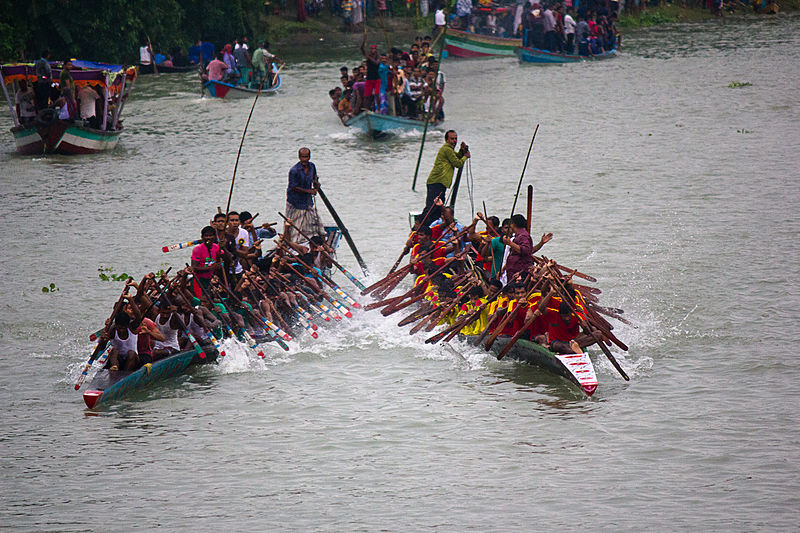 File:Rowing on Canal.jpg