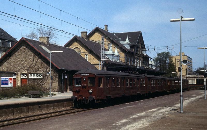 File:Dsb-s-bahnlinie-f-s-bahnhof-charlottenlund-699388.jpg