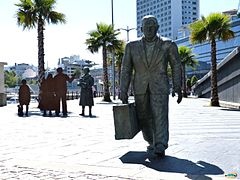 Grupo escultórico en homenaje a la emigración.