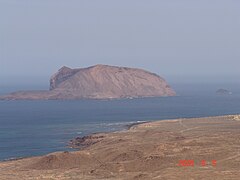 El islote de Montaña Clara visto desde las Montañas Agujas