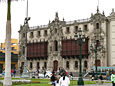 Palacio Arzobispal en la esquina nororiental de la Plaza Mayor de Lima.