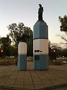 Imagen crepuscular del monumento al Gral. San Martín, localizado en el centro de la plaza-jardín homónima.