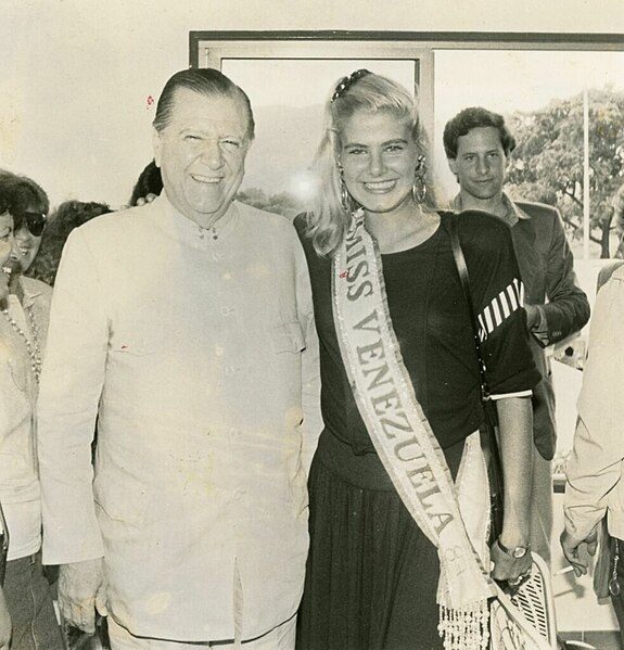 Archivo:1987.-Con-Miss-Venezuela-Inés-María-Calero.jpg