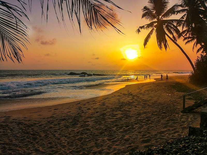 Archivo:Beach Sunset Ambalangoda.jpg