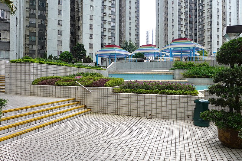 File:Belvedere Garden Fountain 201509.jpg