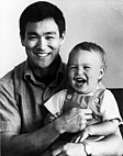 Brandon Lee de bebé junto a su padre Bruce.