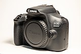 «Зеркалка» начального уровня Canon EOS 2000D