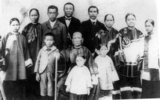 1901年，孫中山在後排左數第5位，在美國夏威夷茂宜島與全家人合照[22]:28