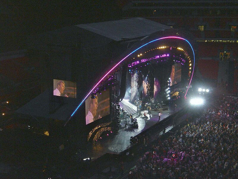 File:TakeThatDianaConcert.JPG