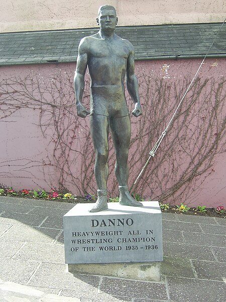 File:Danno O'Mahony statue, Ballydehob.jpg