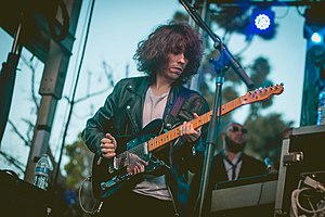 Jonathan Rado performing with Foxygen in 2017