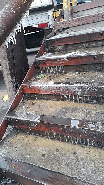 File:Icicles in Stairs.jpg