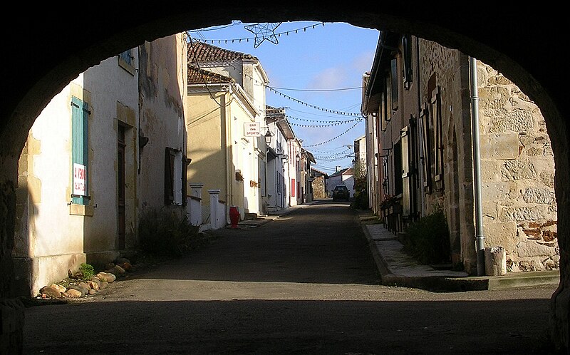 Archivo:St Loubouer grand rue.JPG