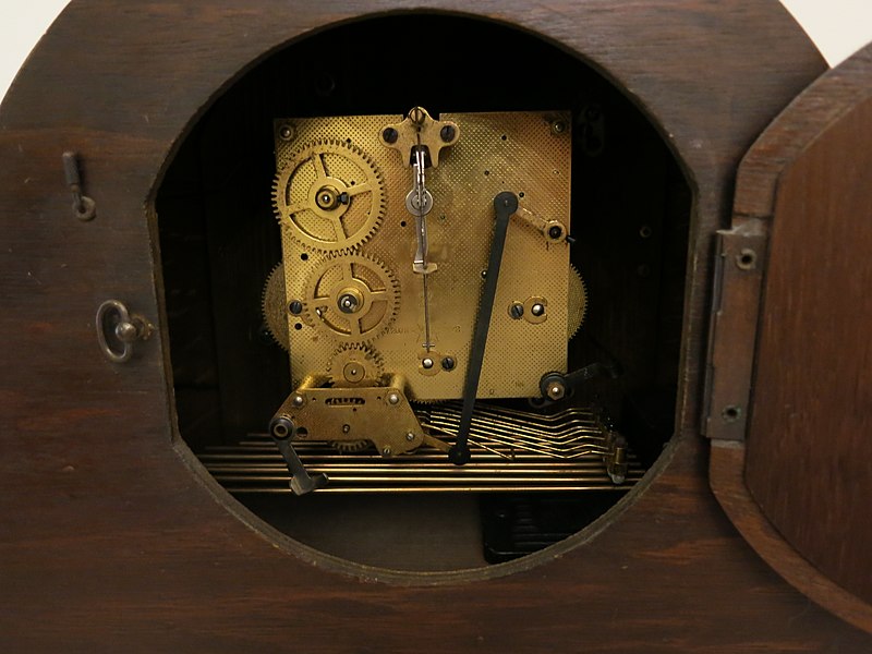 File:A chiming clock's mechanism.jpg