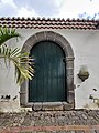 Puerta de piedra molinera de la ermita.