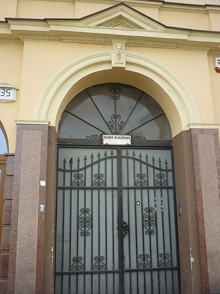 File:Gdanska 135 gate.JPG