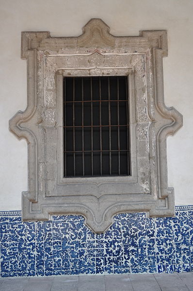 File:Ventana y azulejos.JPG