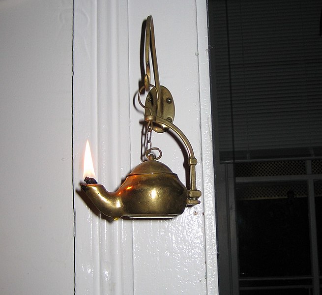 Archivo:BrassOliveOilLamp1.jpg