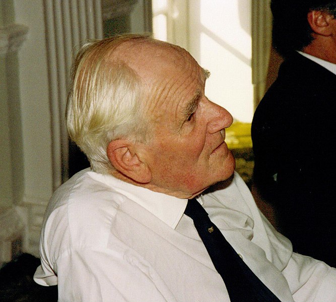 File:Desmond Llewelyn.jpg