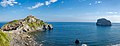 Vista panorámica de Gaztelugache junto a la isla de Aquech.