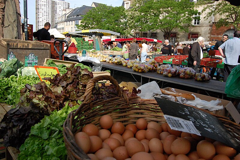 File:Marche des Lices etals.JPG