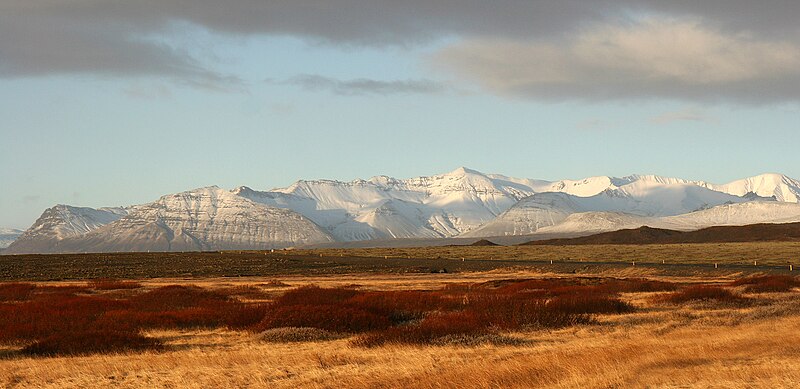 File:Skaftafellsfjöll, facing northeast.jpg