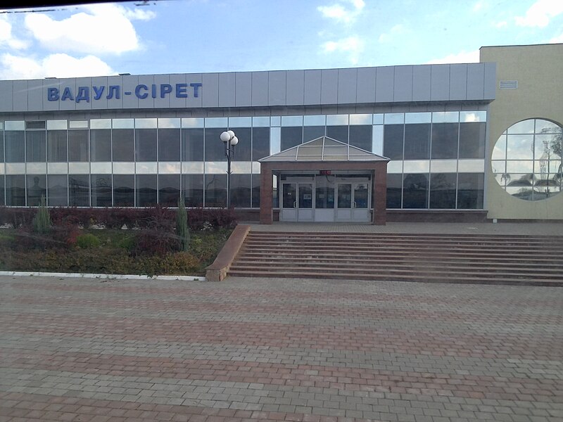 Файл:Vadul-Siret train station 2.jpg