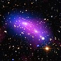 MACS J0416.1-2403 contiene una cantidad significativa de materia oscura, que deja una huella detectable en la luz visible al distorsionar las imágenes de las galaxias de fondo.[9]​