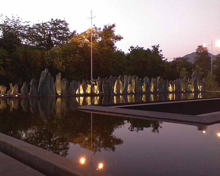 Archivo:Monumento a Jaime Guzmán.jpg