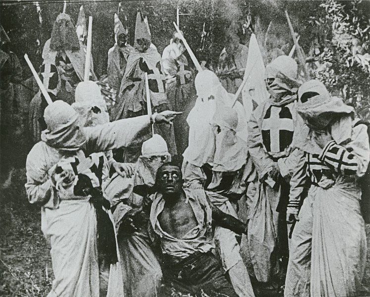 Archivo:Birth-of-a-nation-klan-and-black-man.jpg