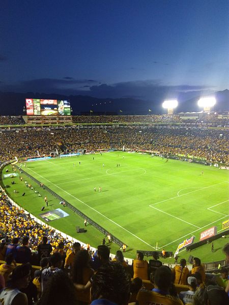 Archivo:Estadio Universitario 1.jpg