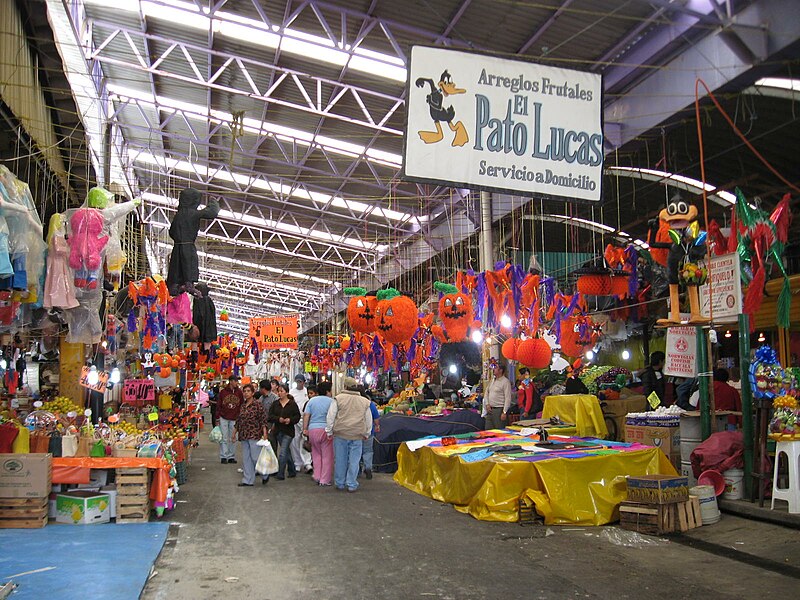 File:HalloweenpiñatasDF.JPG