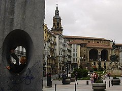 La Mirada, 1992, de Agustín Ibarrola, Plaza General Loma (junto a la Plaza de la Virgen Blanca)