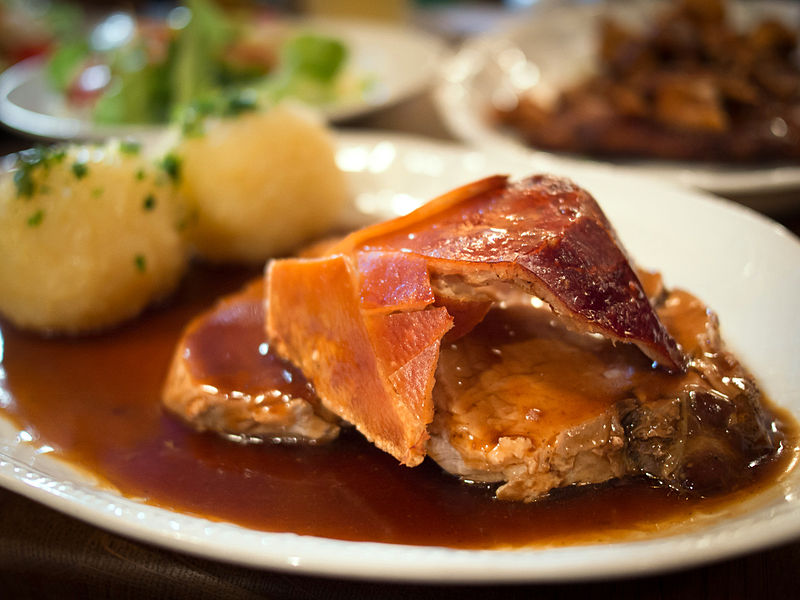 File:Krustenbraten mit Dunkelbiersoße.jpg