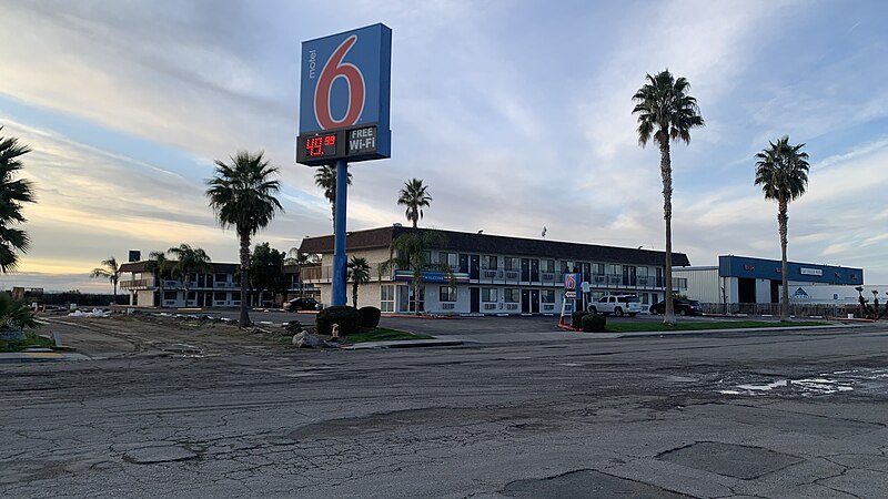 File:Lost Hills Motel 6.jpg